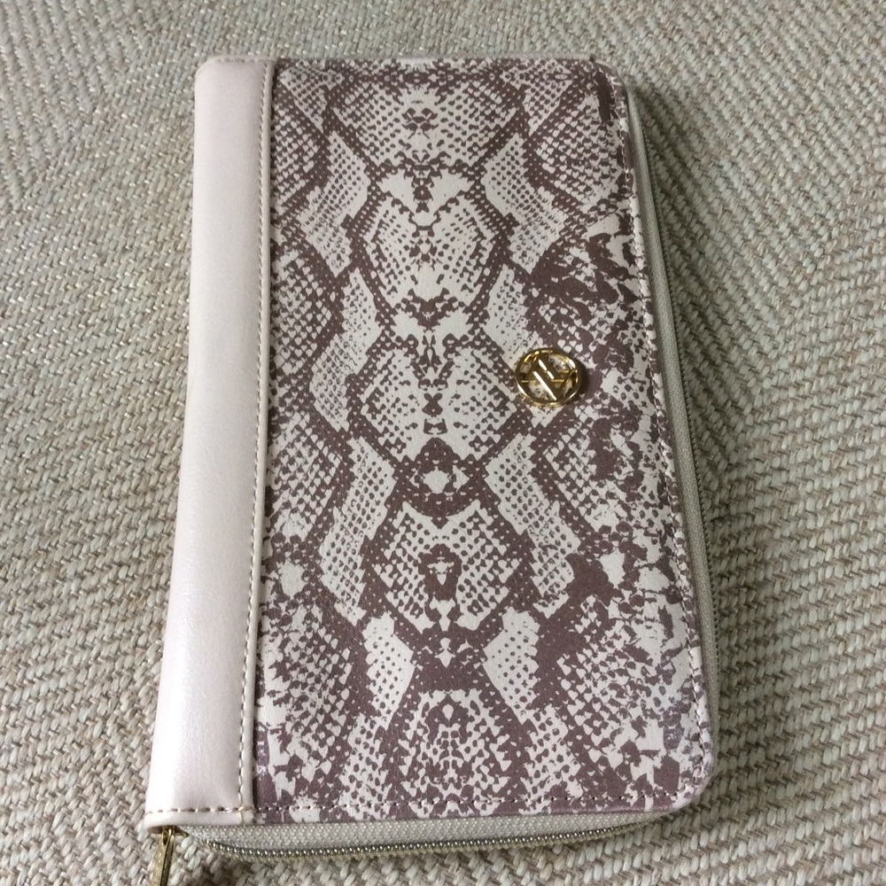 Adrienne Vittadini travel folio.